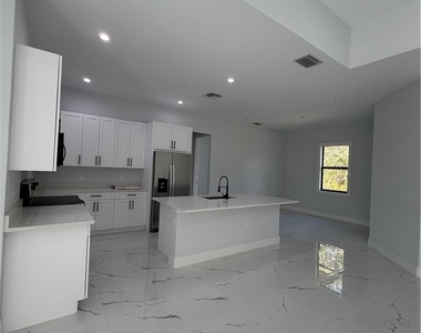 2863 52nd Avenue Ne - Photo Thumbnail 9