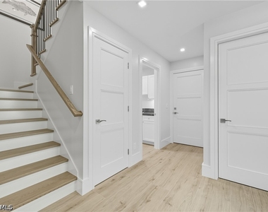 360 Carlton Place - Photo Thumbnail 15
