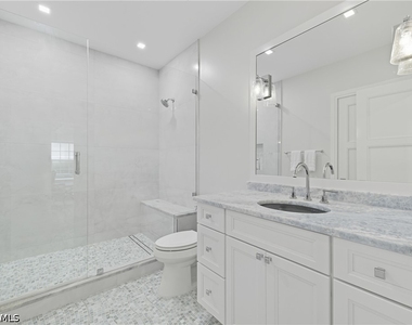 360 Carlton Place - Photo Thumbnail 4