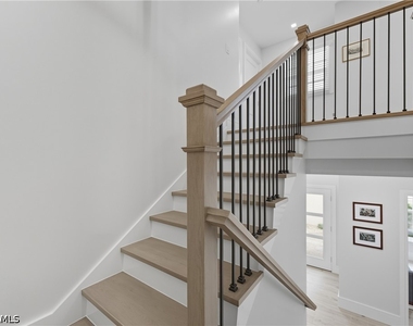 360 Carlton Place - Photo Thumbnail 17