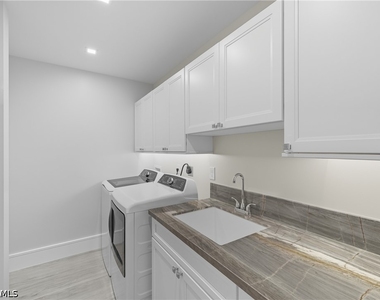 360 Carlton Place - Photo Thumbnail 35