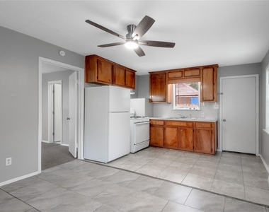 700 Gray Street - Photo Thumbnail 4
