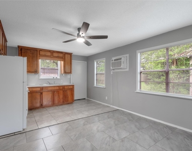 700 Gray Street - Photo Thumbnail 3