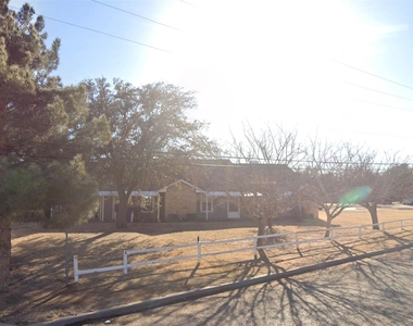 610 W 8th Street - Photo Thumbnail 3