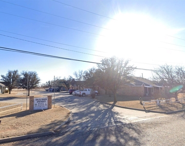 610 W 8th Street - Photo Thumbnail 5