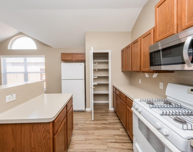 19247 Dillsbury Court - Photo Thumbnail 13