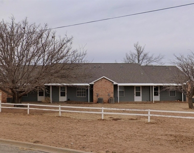 802 W 15th Street - Photo Thumbnail 1