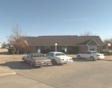 802 W 15th Street - Photo Thumbnail 4