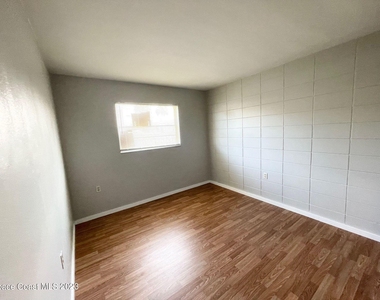 1341 W Point Drive - Photo Thumbnail 12