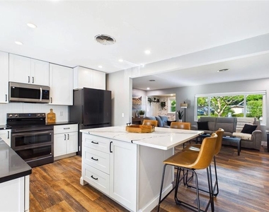 101 N Mercury Avenue - Photo Thumbnail 15