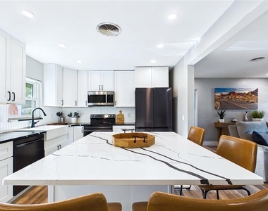 101 N Mercury Avenue - Photo Thumbnail 17
