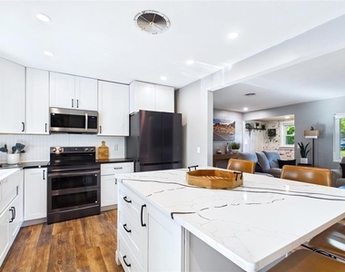 101 N Mercury Avenue - Photo Thumbnail 16