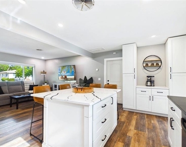 101 N Mercury Avenue - Photo Thumbnail 14