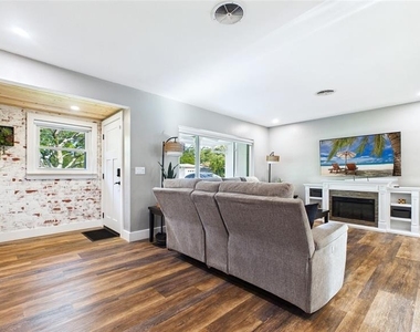 101 N Mercury Avenue - Photo Thumbnail 7