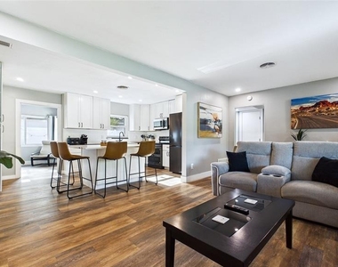 101 N Mercury Avenue - Photo Thumbnail 9