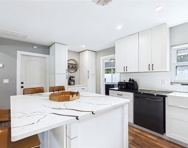 101 N Mercury Avenue - Photo Thumbnail 13