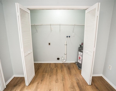 1277 Sylvia Avenue - Photo Thumbnail 6