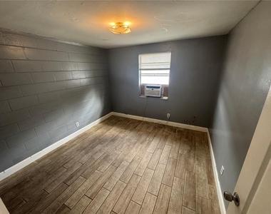 8105 N Klondyke Street - Photo Thumbnail 2