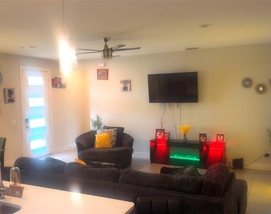305 Elderberry Court - Photo Thumbnail 11