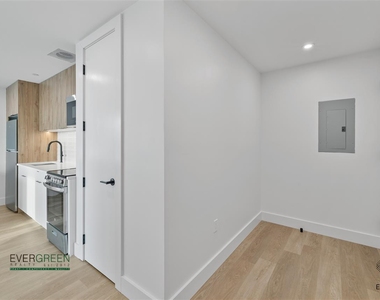 80 Linden Blvd - Photo Thumbnail 8