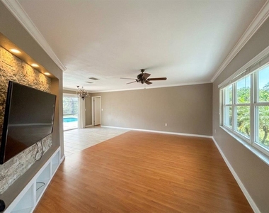 116 Holmes Place - Photo Thumbnail 2