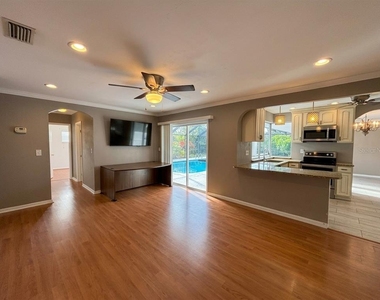 116 Holmes Place - Photo Thumbnail 8