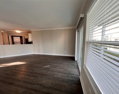 2536 Woodgate Boulevard - Photo Thumbnail 1