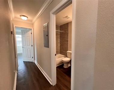 2536 Woodgate Boulevard - Photo Thumbnail 4