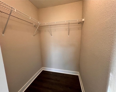 2536 Woodgate Boulevard - Photo Thumbnail 15