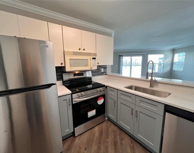 2536 Woodgate Boulevard - Photo Thumbnail 7