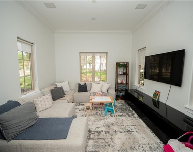 719 Eastlawn Drive - Photo Thumbnail 26
