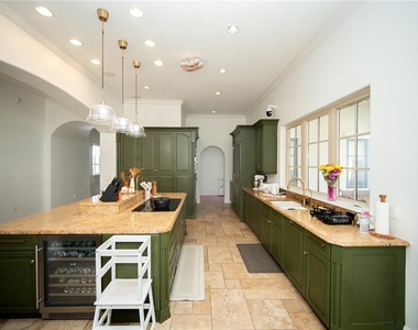 719 Eastlawn Drive - Photo Thumbnail 6