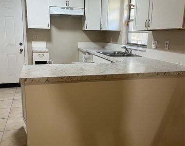 3122 Sw 26th Terrace - Photo Thumbnail 9