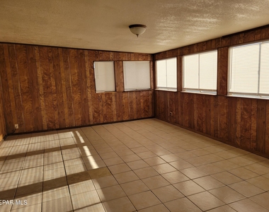 9513 Fairfax Street - Photo Thumbnail 2