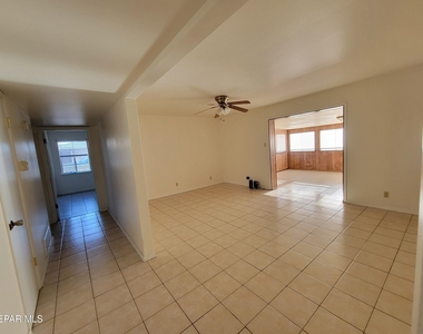 9513 Fairfax Street - Photo Thumbnail 3