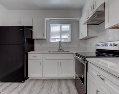 921 Snug Harbor Street - Photo Thumbnail 6