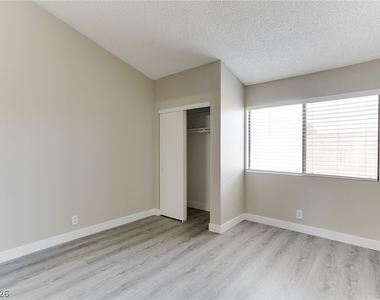 830 N Sloan Lane - Photo Thumbnail 10