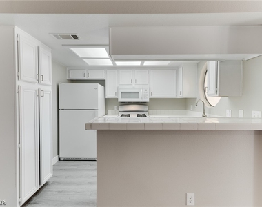 830 N Sloan Lane - Photo Thumbnail 8