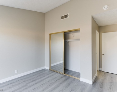 830 N Sloan Lane - Photo Thumbnail 15