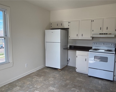122 W High Street - Photo Thumbnail 4