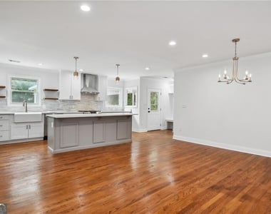 1249 Goodwin Road Ne - Photo Thumbnail 6