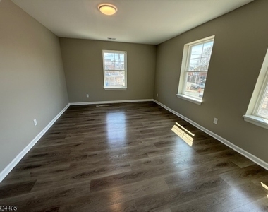 237 Main St - Photo Thumbnail 9