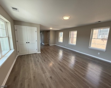 237 Main St - Photo Thumbnail 2