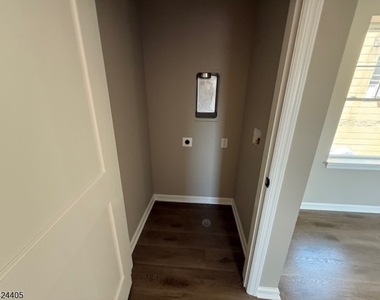 237 Main St - Photo Thumbnail 6