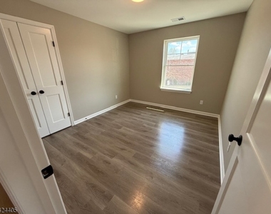 237 Main St - Photo Thumbnail 8