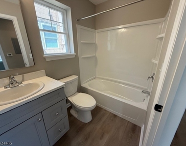 237 Main St - Photo Thumbnail 7