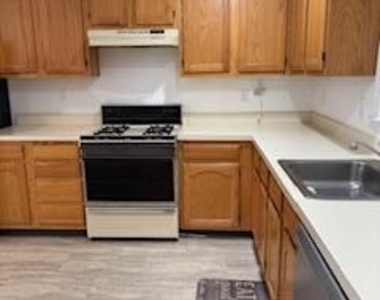 325 Towne Drive - Photo Thumbnail 6