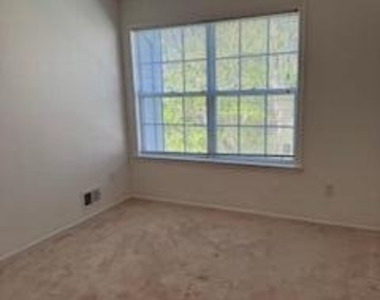 325 Towne Drive - Photo Thumbnail 11