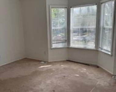325 Towne Drive - Photo Thumbnail 8
