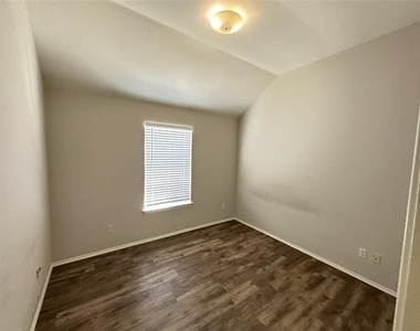 2034 Wimbledon Drive - Photo Thumbnail 6